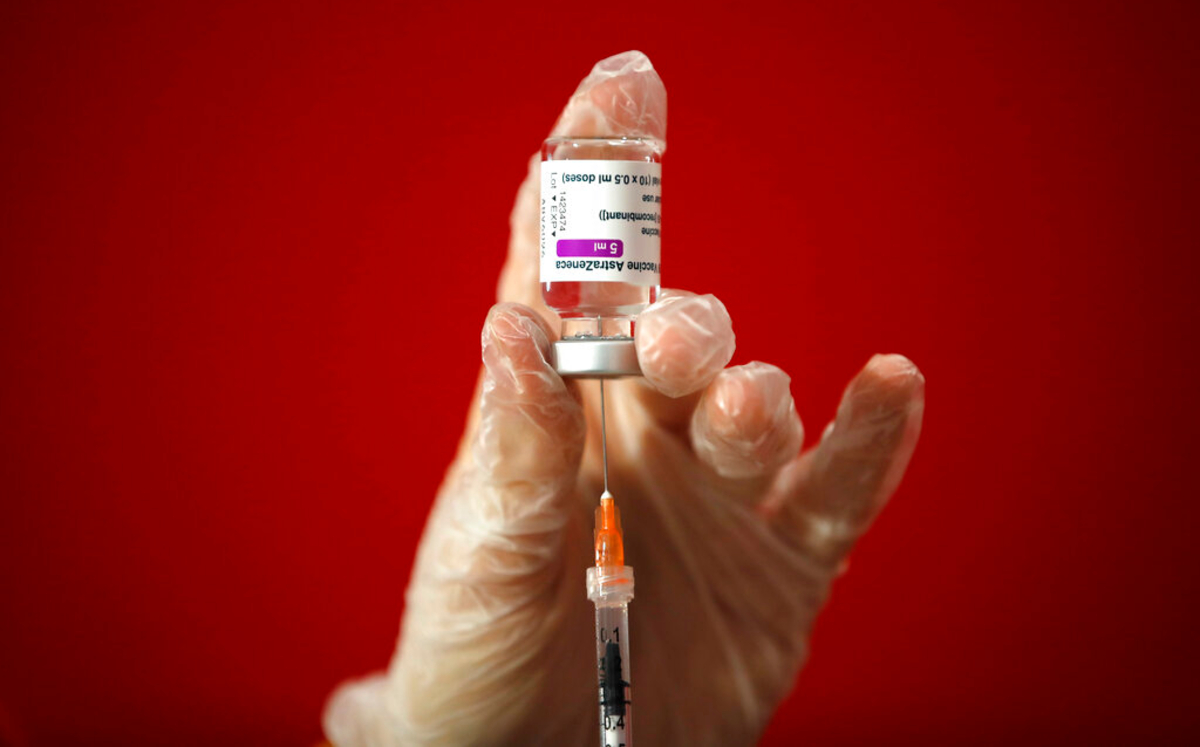 Un trabajador de salud prepara una dosis de la vacuna anticovid de AstraZeneca. (AP)