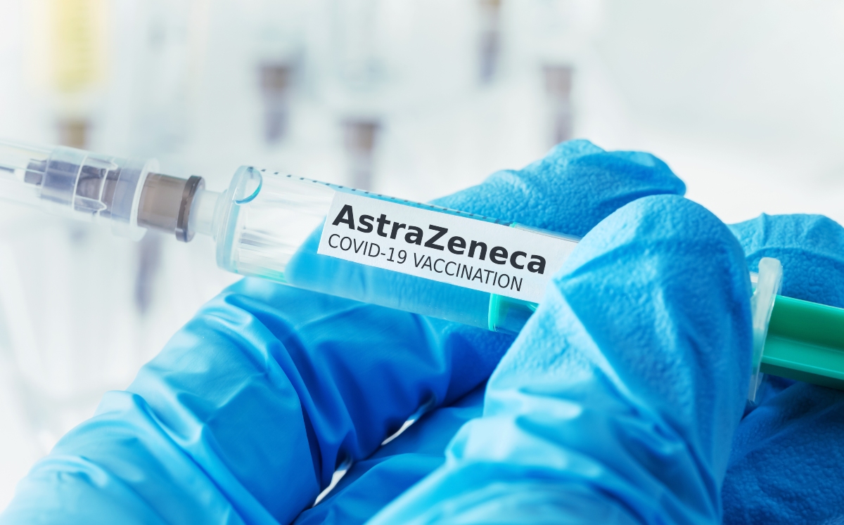 Vacuna de AstraZeneca (Shutterstock).