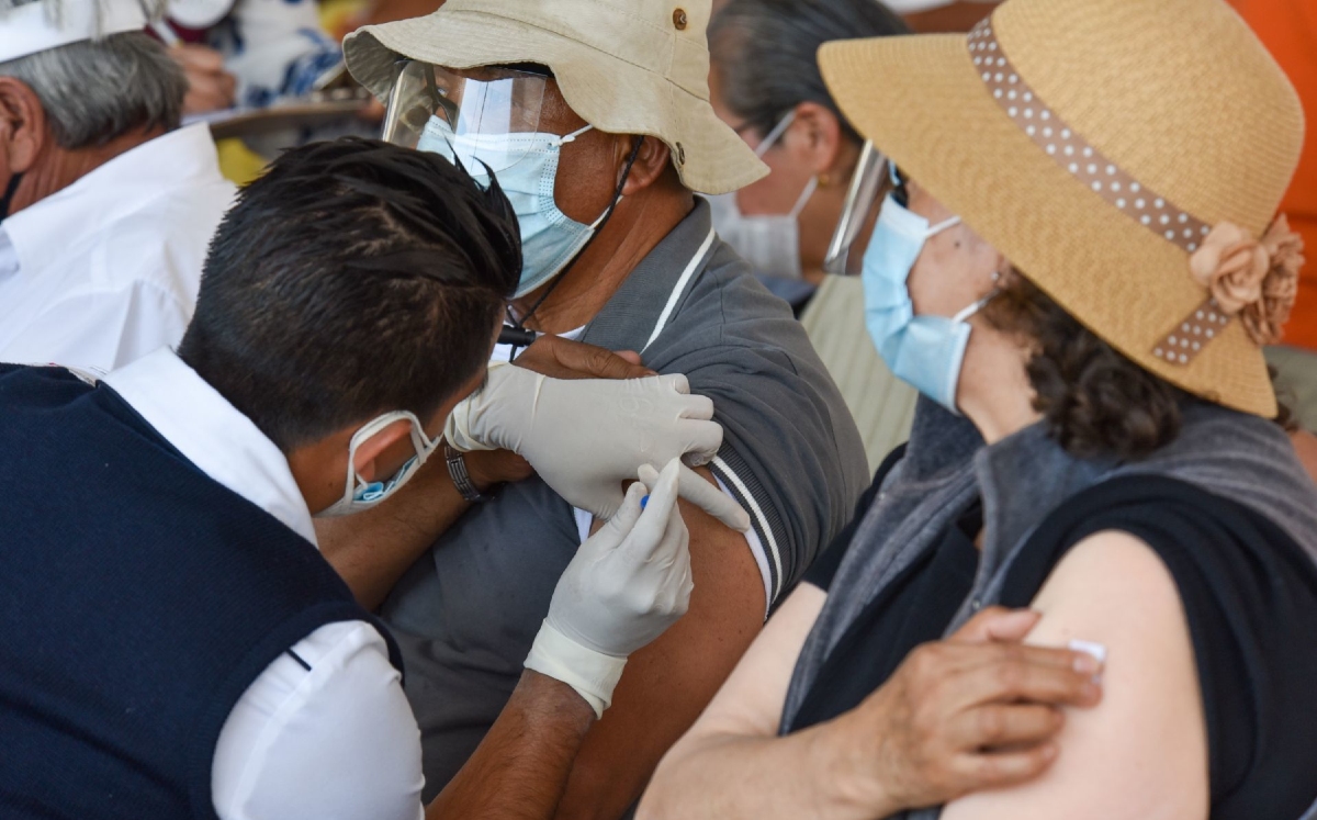 Adultos mayores acuden a recibir la primera dosis de la vacuna contra el covid-19. (Cuartoscuro)