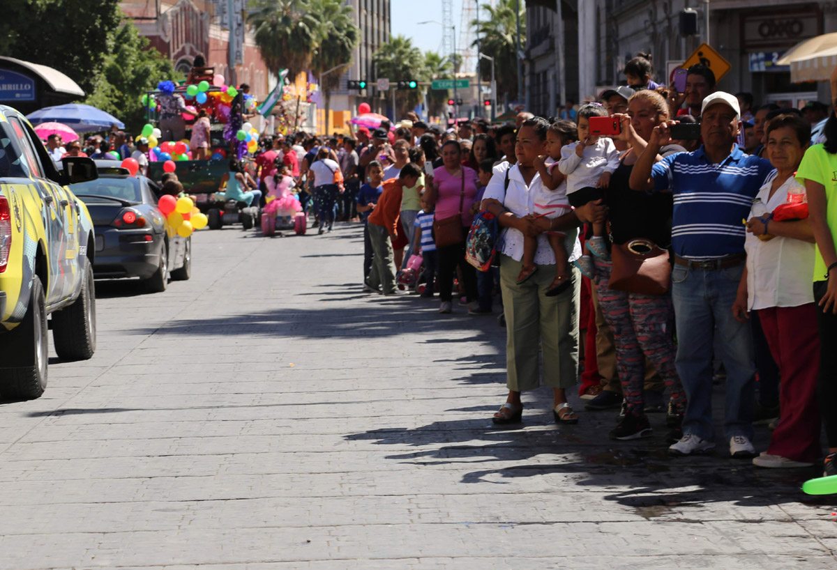 En anteriores años, se realizaba desfile con más de 200 carros alegóricos, en esta ocasión serán sólo 100. | Archivo
