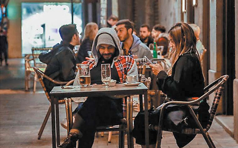 Franceses en un bar de la capital española. (José Antonio López)