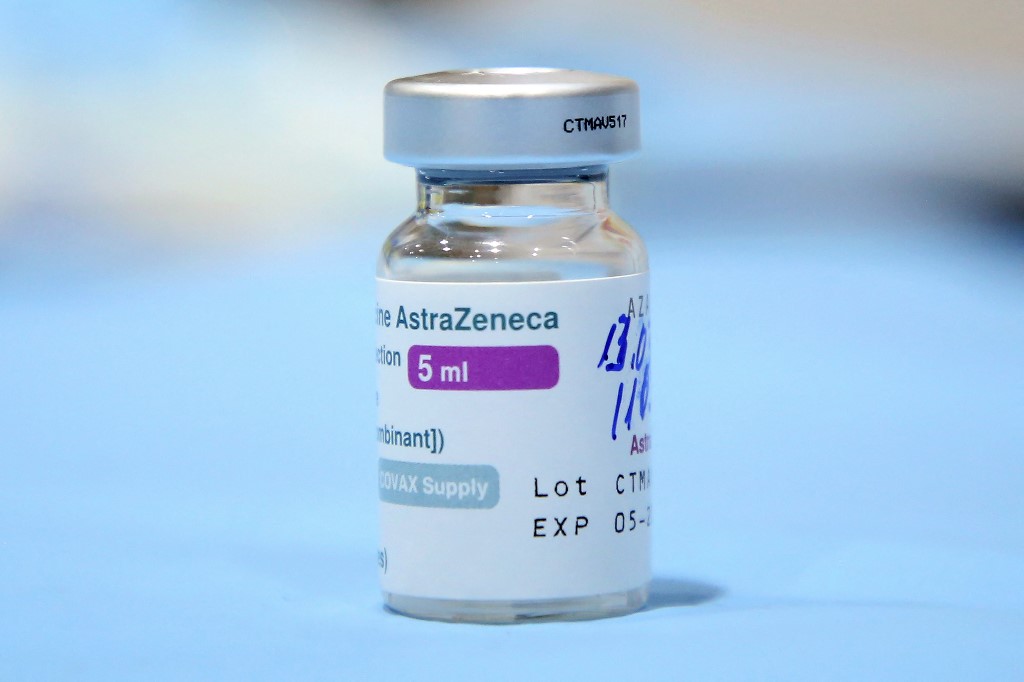 Frasco de la vacuna de AstraZeneca. (AFP)