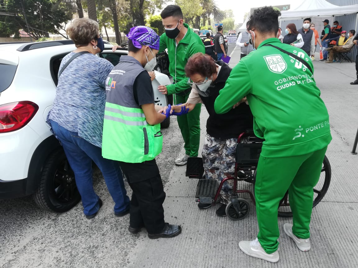 Personal de gobierno apoya con sillas de ruedas para quienes lo requieran. (Rafael Montes)