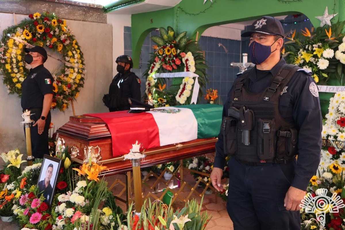 Rinden homenaje póstumo a policías asesinados en Jolalpan. (Especial)