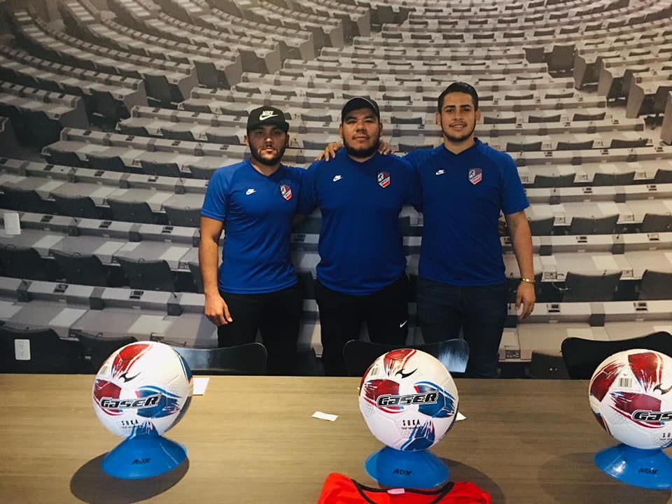 Santiago Cibrián (centro), director técnico del Jimper FC, denunciado por acoso sexual (Facebook: Jimper FC)