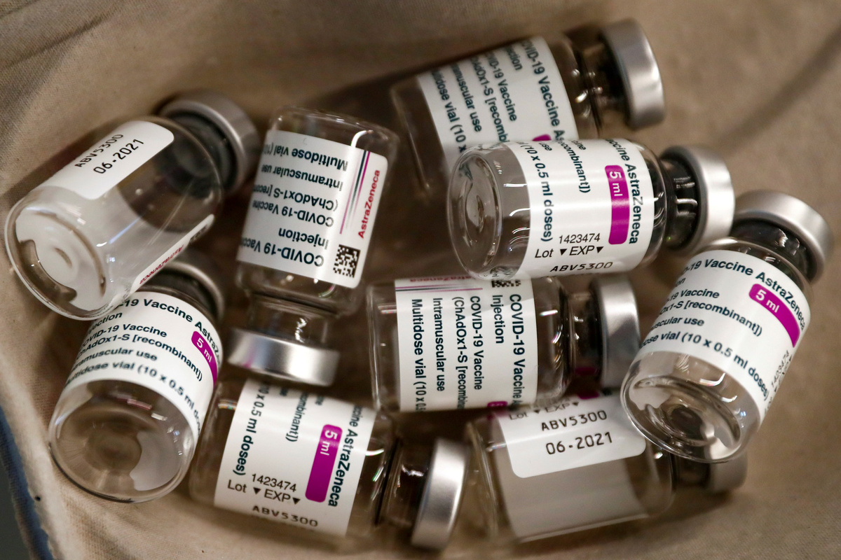 Viales vacíos de la vacuna covid-19 de AstraZeneca | Reuters