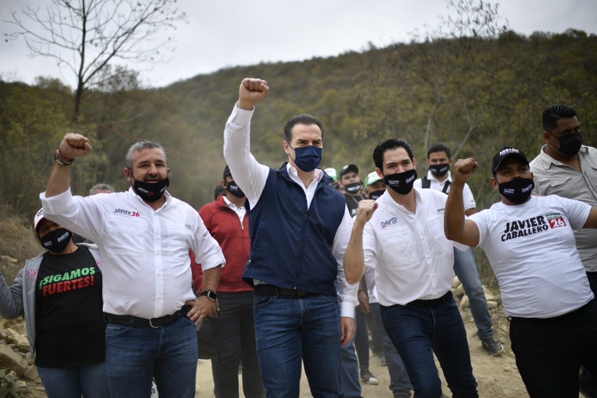 Adrián de la Garza, en su gira de trabajo por el municipio Santiago. Foto: Especial