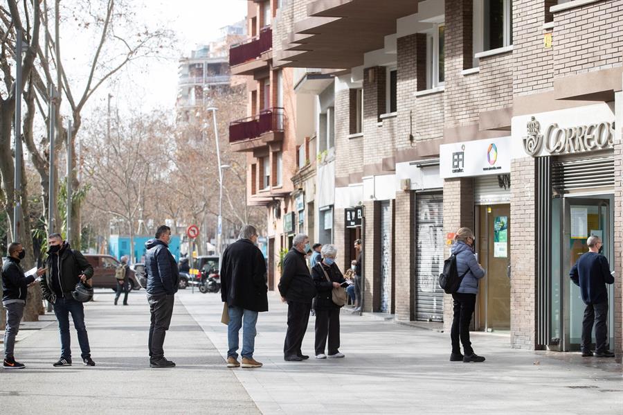 Tras un año, los españoles soportan la pandemia y esperan la vacuna | EFE