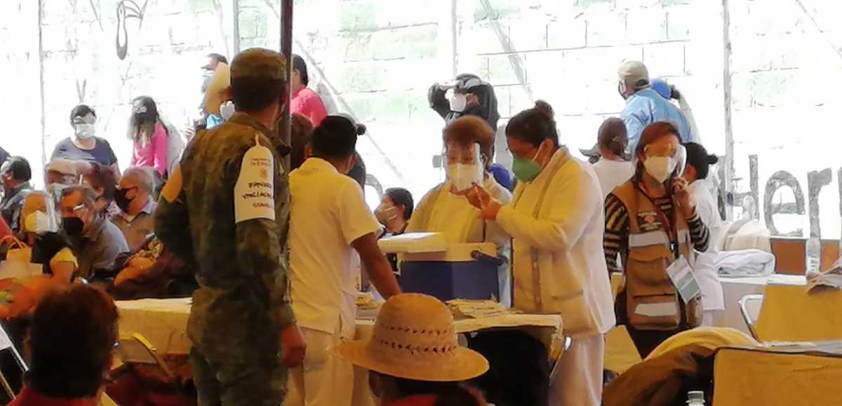 Aplican vacuna contra el covid-19 a personal médico de Tehuacán. (Especial)