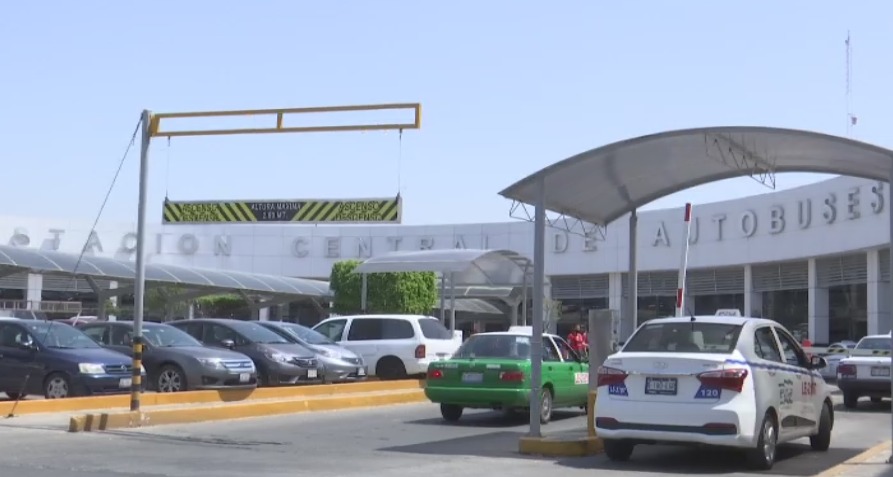 Central de autobuses llena en el segundo fin de semana largo del año