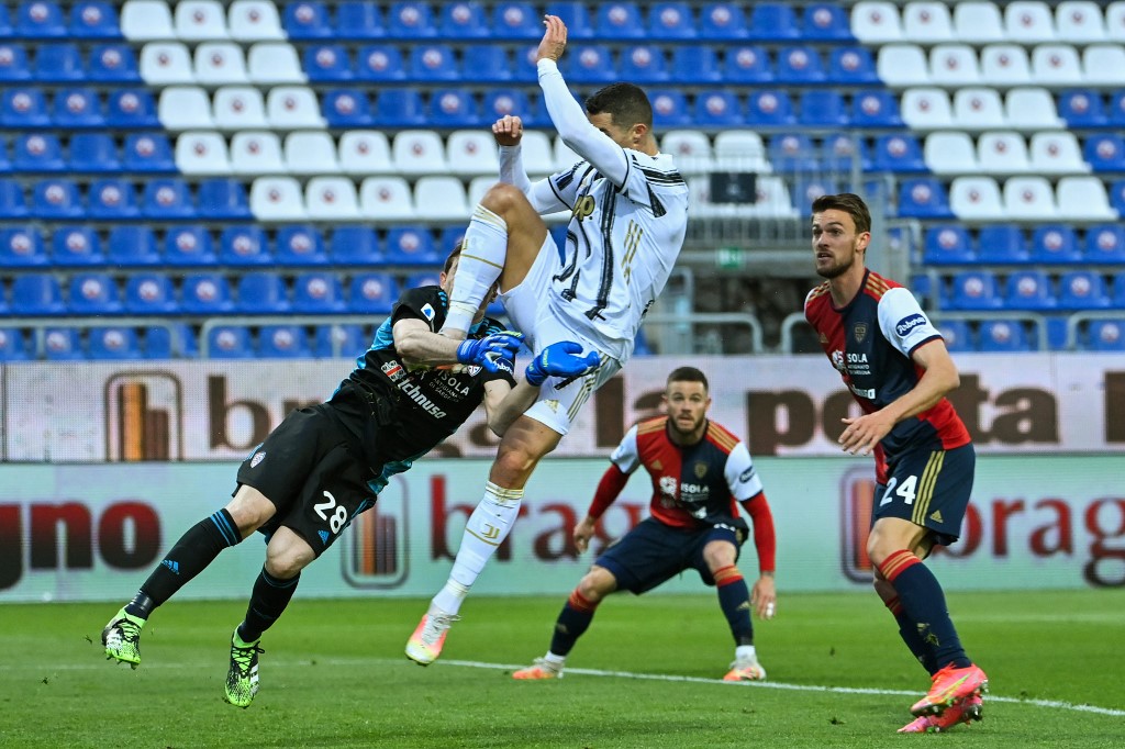 Cristiano Ronaldo y su KO al arquero del Cagliari (AFP)
