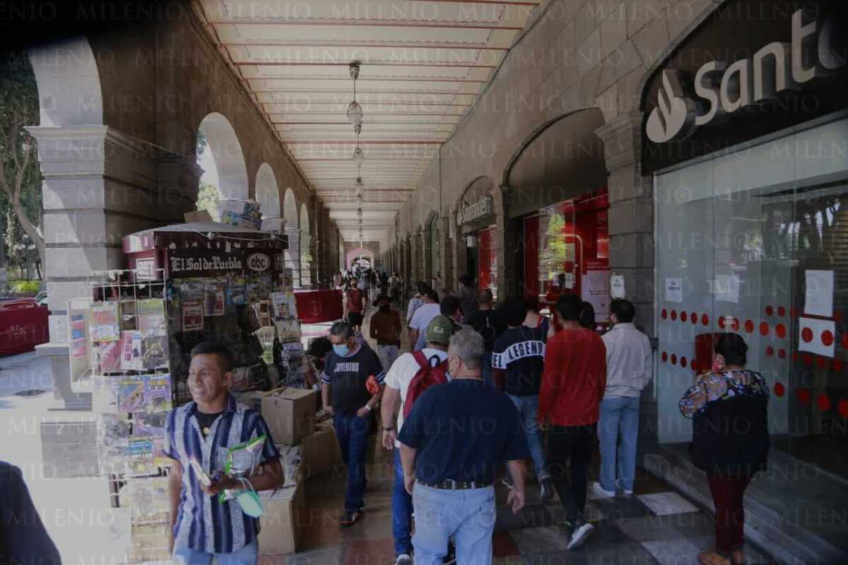 Se desborda movilidad en Puebla capital. (Andrés Lobato)