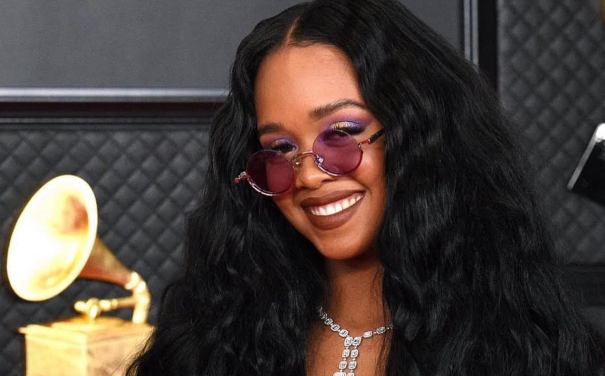 H.E.R. gana Grammy a Canción del año por   'I Can’t Breathe' (@hermusicofficial)