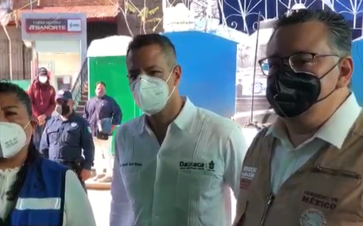 El gobernador Alejandro Murat visitó los módulos de vacunación. (Óscar Rodríguez)