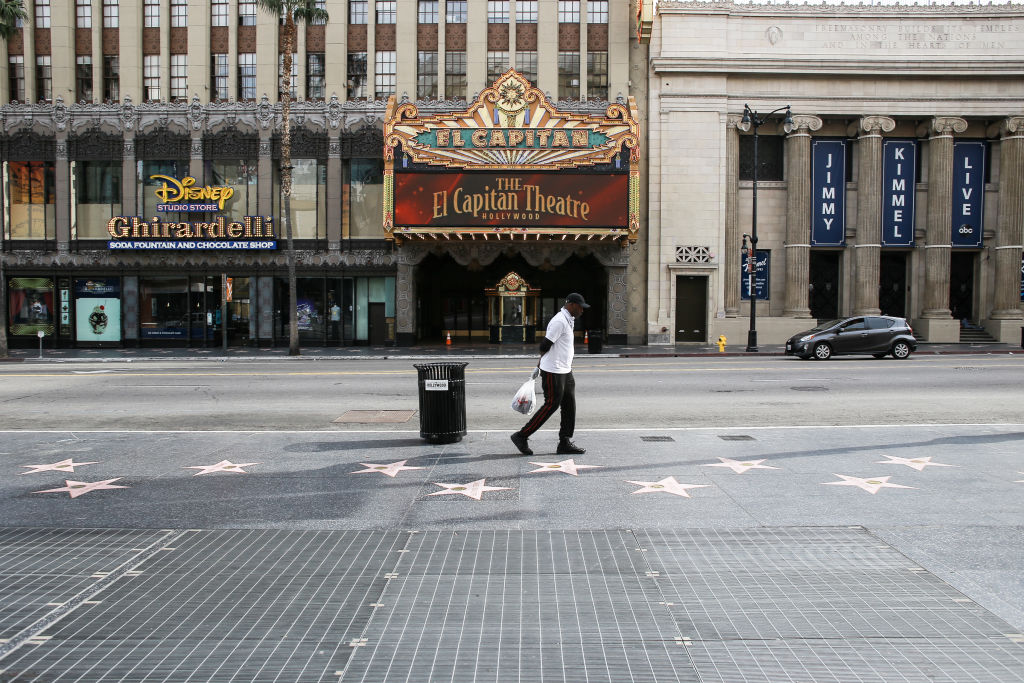 Un hombre camina por Hollywood Boulevard en marzo de 2020. Foto: Stanton Sharpe/Getty Images