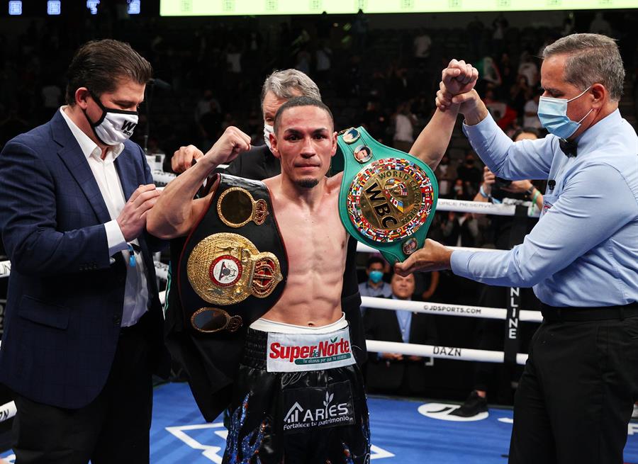 Juan Francisco Estrada venció por decisión dividida a Román González (EFE)