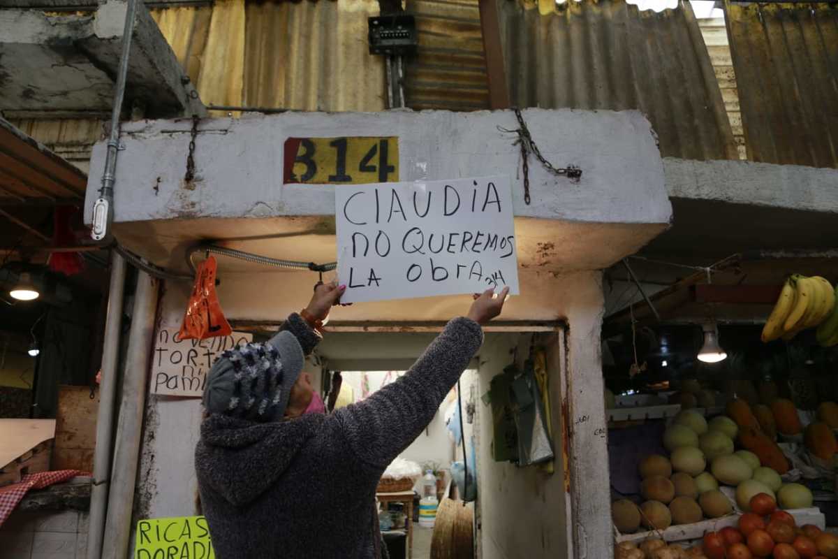 Locatarios del mercado Amalucan se niegan a la remodelación del inmueble. (Andrés Lobato)