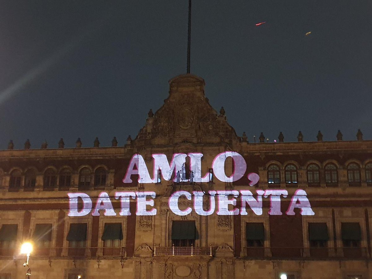 Los mensajes fueron proyectados esta noche | Twitter/@carolinacoppel
