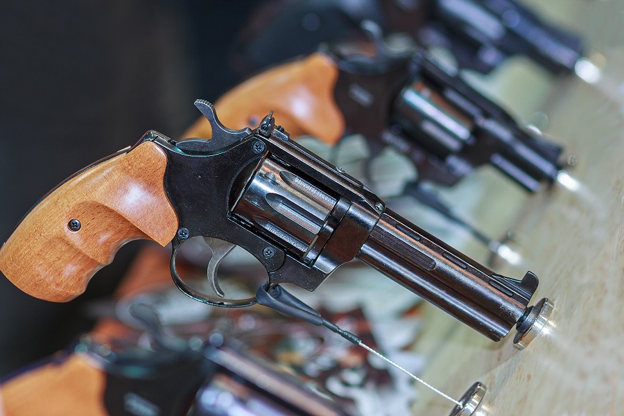 Revolver en exhibidor de tienda de armas en Estados Unidos. (Shutterstock)