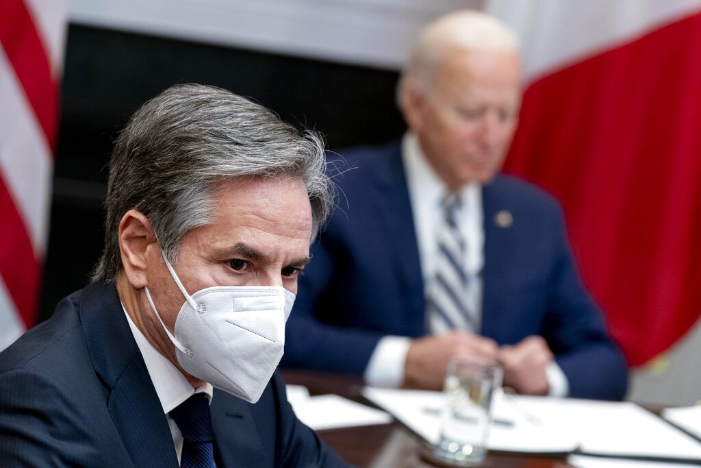 El secretario de Estado, Antony Blinken, en medio de la una reunión virtual con el presidente de EU, Joe Biden. (AP)
