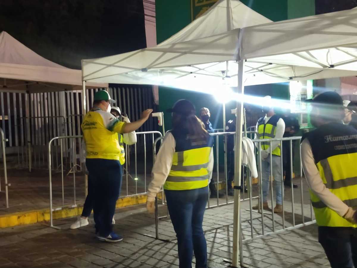 Aficionados contentos de poder asistir al Estadio León. Foto: Christian Rendón