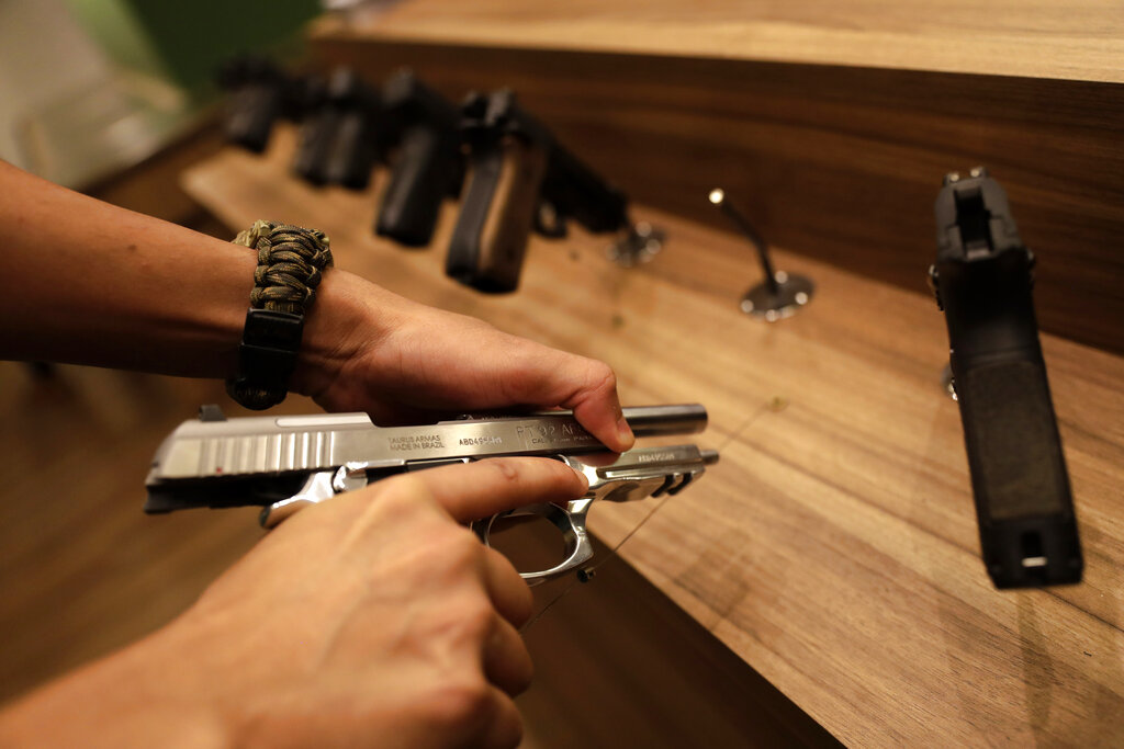 El uso de armas de fuego está estrechamente vinculado con el incremento en la delincuencia. (AP)