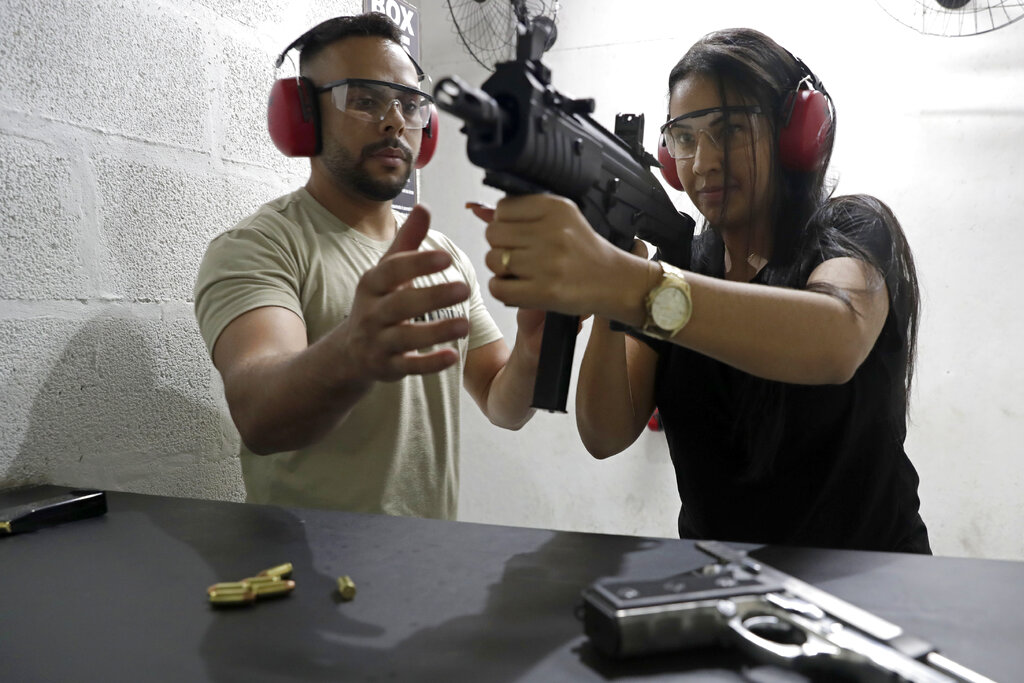 Las armas de fuego están plenamente aceptadas dentro de los círculos conservadores de la sociedad. (AP)