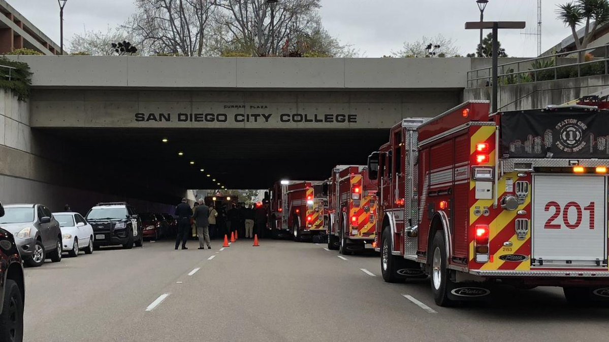 Choque bajo un puente de San Diego. Foto: tomada de redes sociales