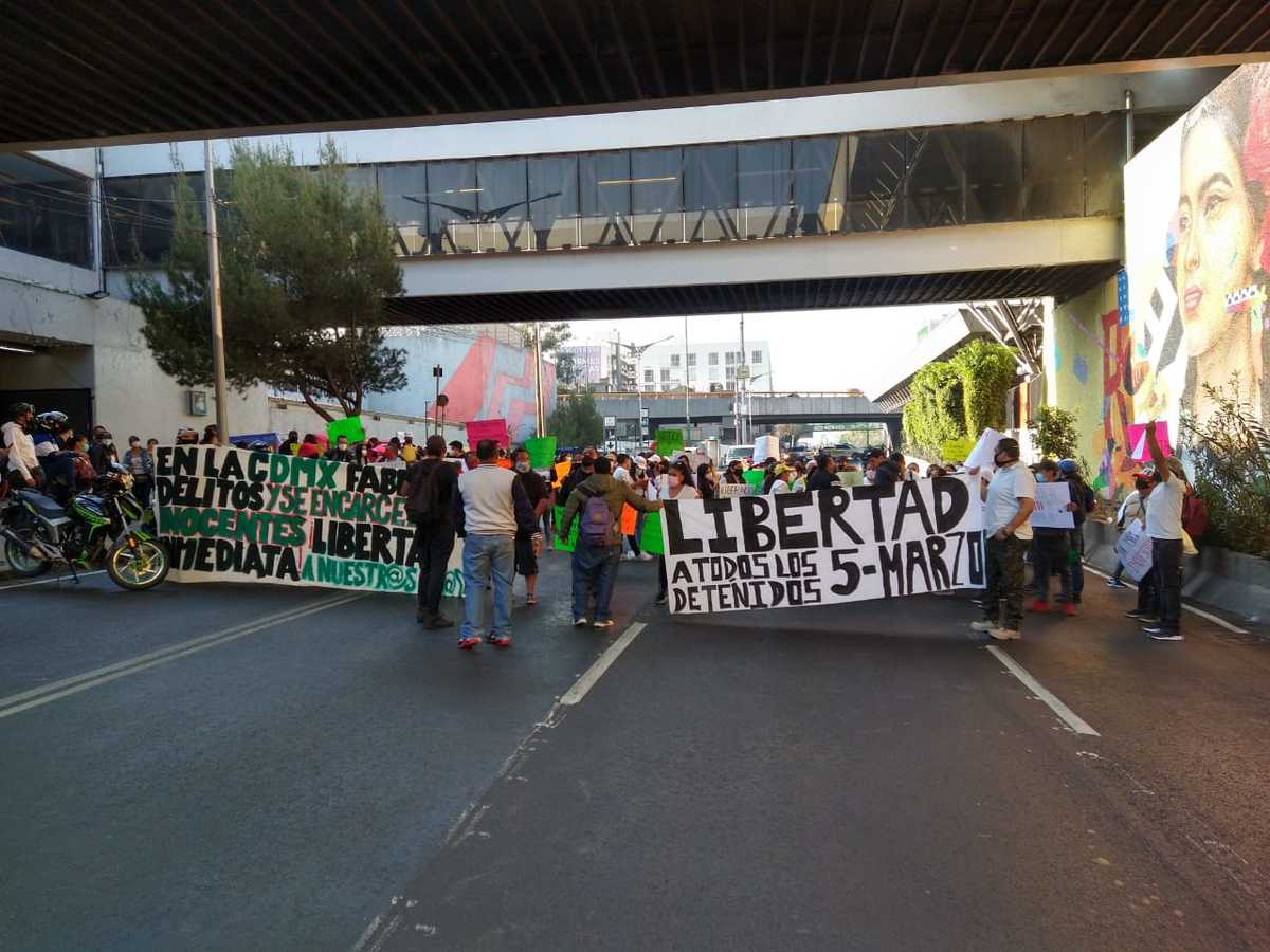 Familiares de detenidos en rodada de motociclistas realizan marcha al Zócalo