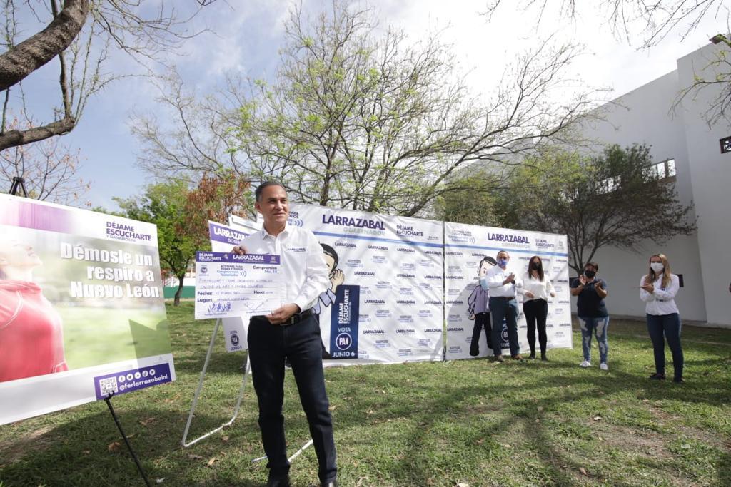 Fernando Larrazabal durante su gira por Apodaca, Nuevo León. Foto: Especial.
