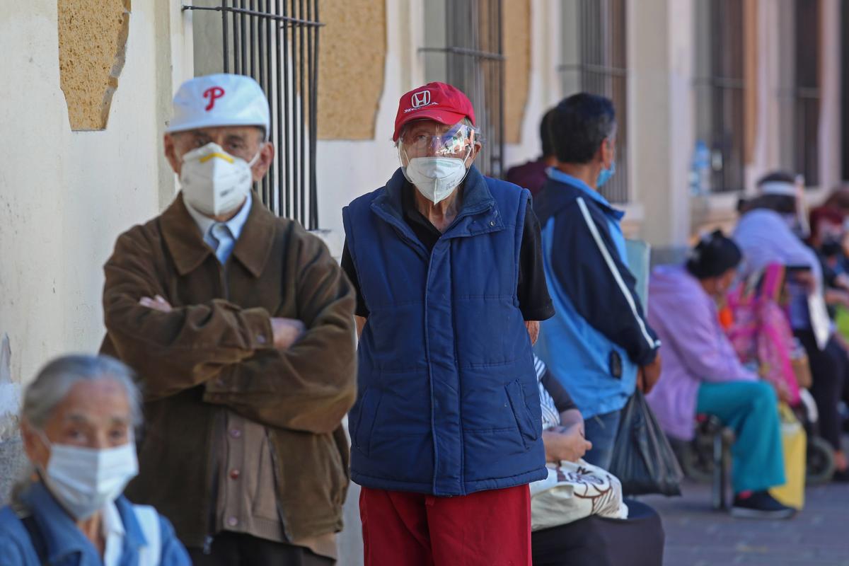 Las filas para recibir su dosis comenzaron desde la noche anterior. (Fernando Carranza)