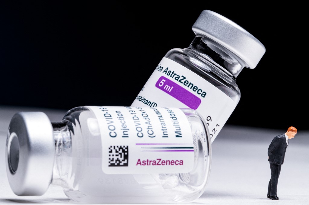 Frascos de la vacuna de AstraZeneca. (AFP)