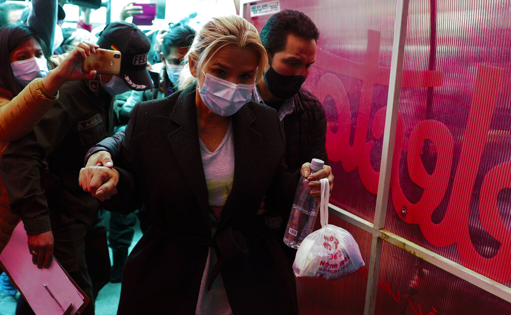 Jeanine Áñez siendo detenida por la policía tras el inicio de su proceso judicial. (AP)