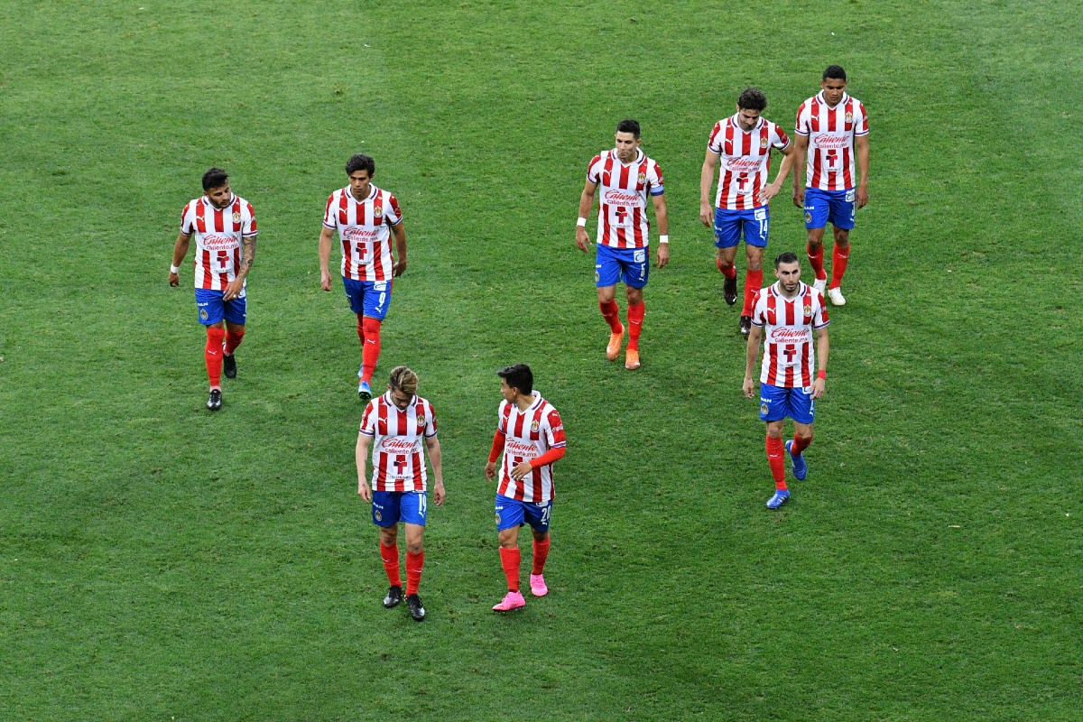 Jugadores de Chivas tras derrota en el Clásico (Imago7)