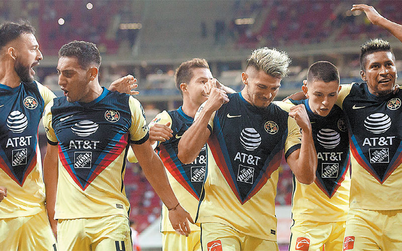 Los jugadores de América celebran uno de sus goles. (MexSport)