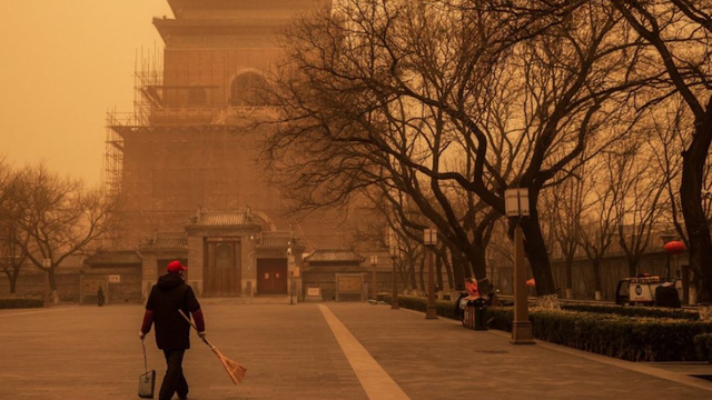 Beijing, la capital de China, envuelta en la peor tormenta de arena en una década