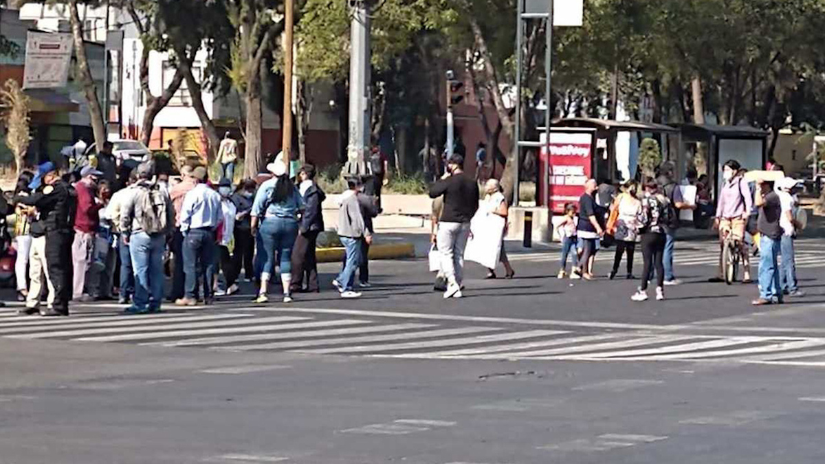 En CdMx, vecinos de la alcaldía Iztacalco bloquean Circuito Interior por falta de agua
