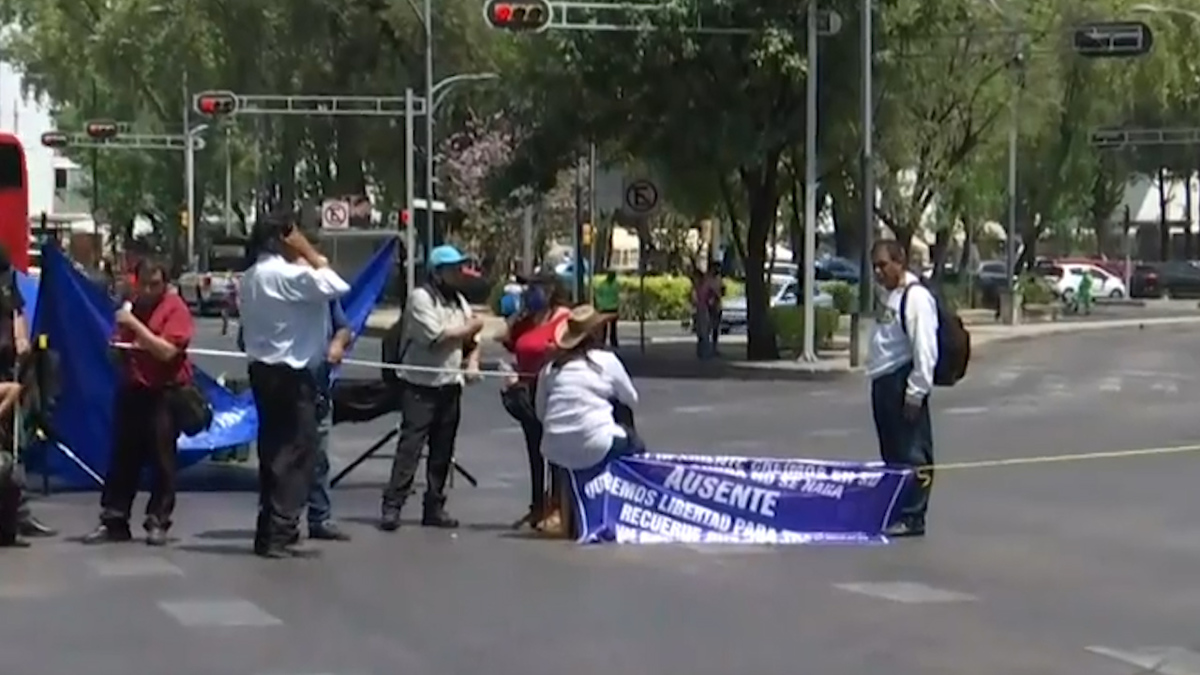 Débiles visuales bloquean Paseo de la Reforma; piden espacio para vender dentro del metro