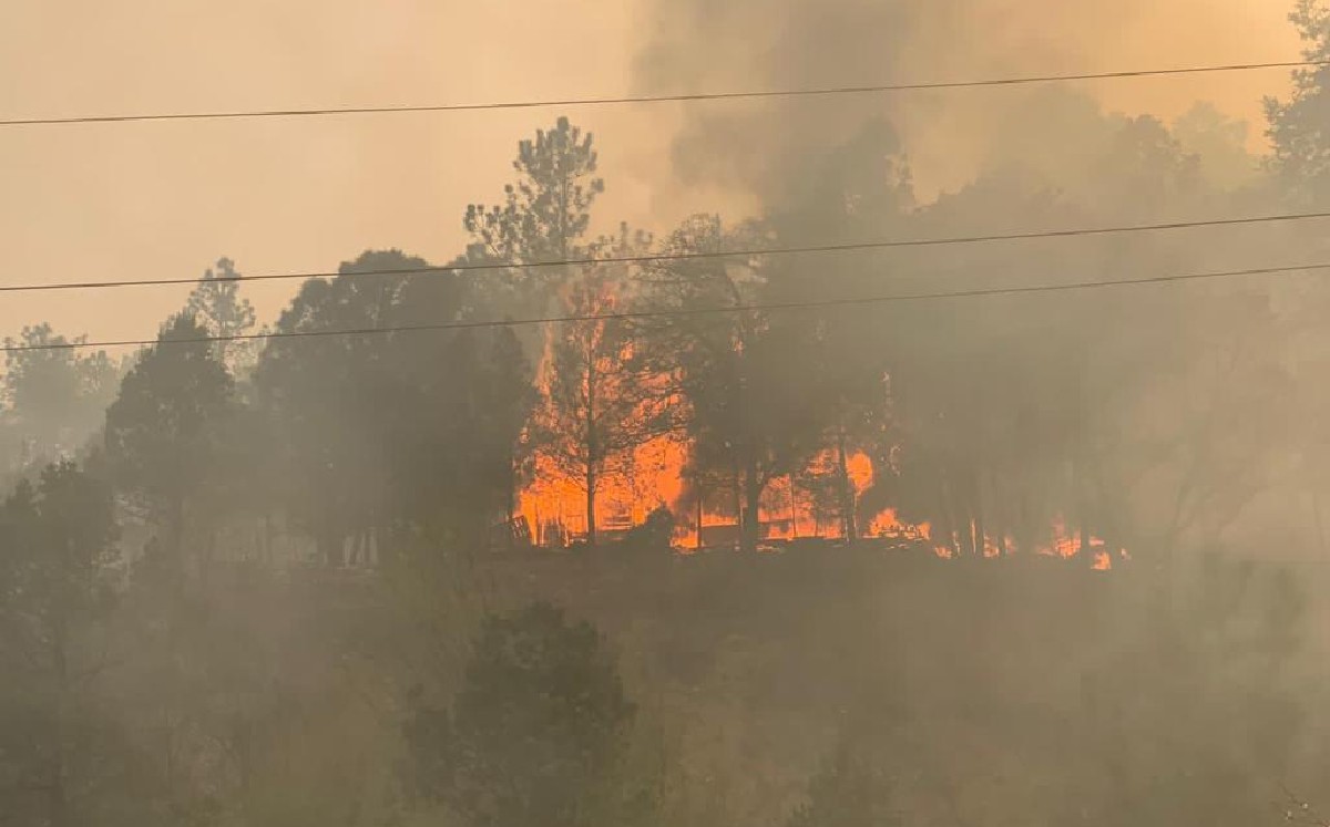 El humo obstruyó la visibilidad en la zona. (Especial)