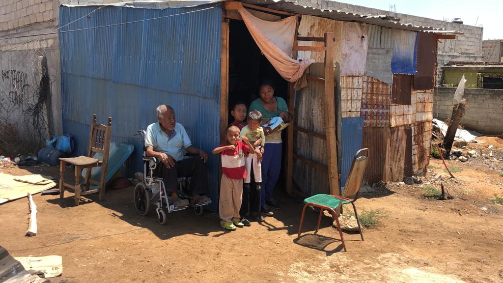 La familia García no esperaba que la vacunación de don Victorio recibiera reacciones en redes sociales. (Especial)