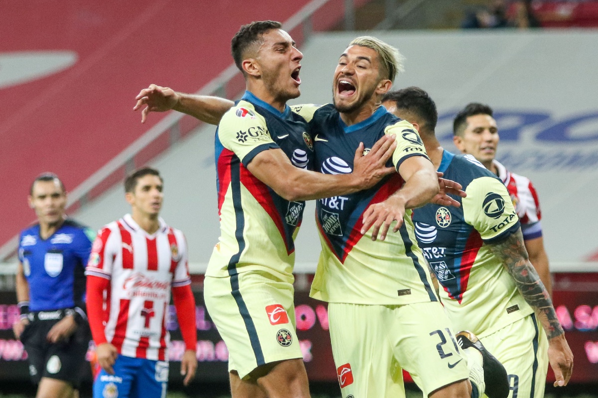 El festejo de Henry Martín tras anotar doblete en el Clásico Nacional (Imago7)