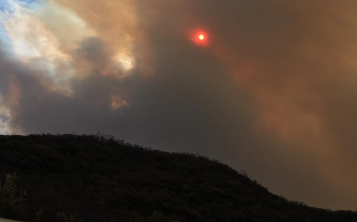El humo producido por el incendio llego a ocultar el sol. (Especial)