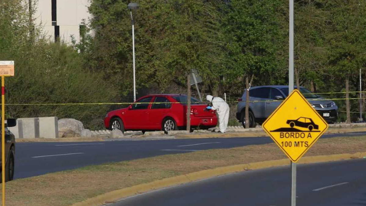 Identifican a los 2 muertos encontrados dentro de un vehículo en parque Rufino Tamayo