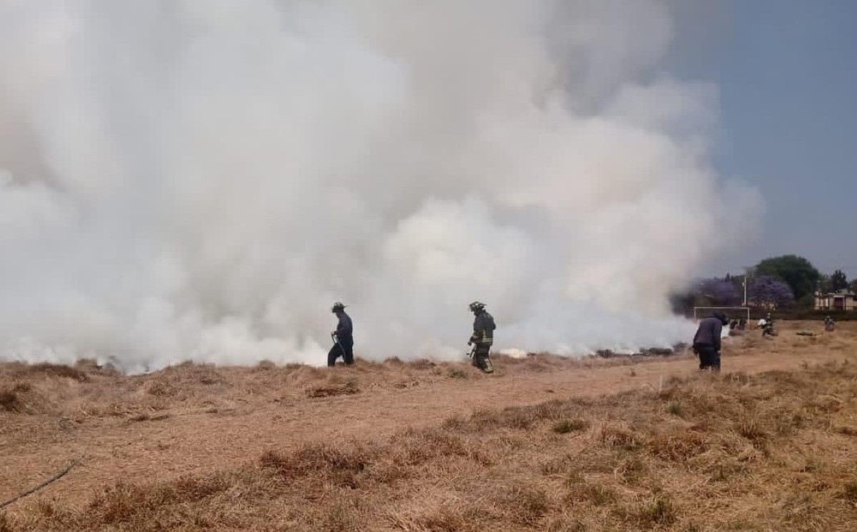 El incendio se originó adentro del plantel y quemó al menos 2 mil metros cuadrados de pasto. | Bomberos CdMx.