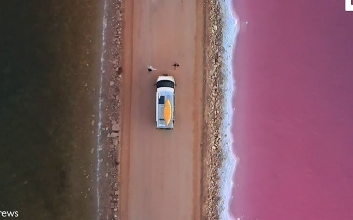 Este lago australiano puede cambiar de color entre el rosa, el blanco o el azul. (DPA)