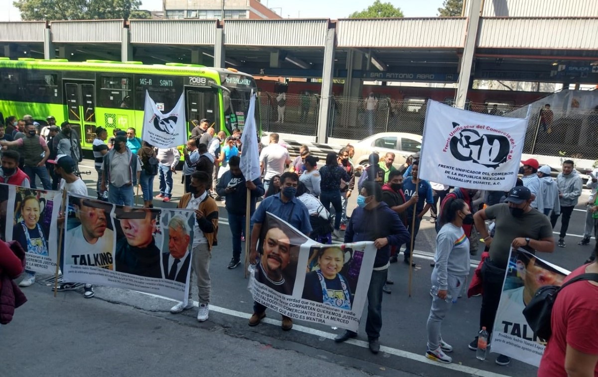Los manifestantes ocupan dos carriles de San Antonio Abad. | César Velázquez