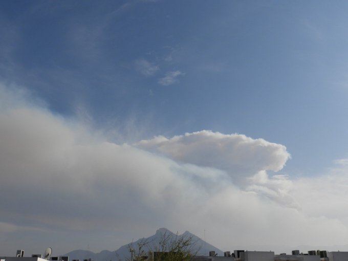 Reportan caída de ceniza tras incendio en la sierra en NL y Coahuila