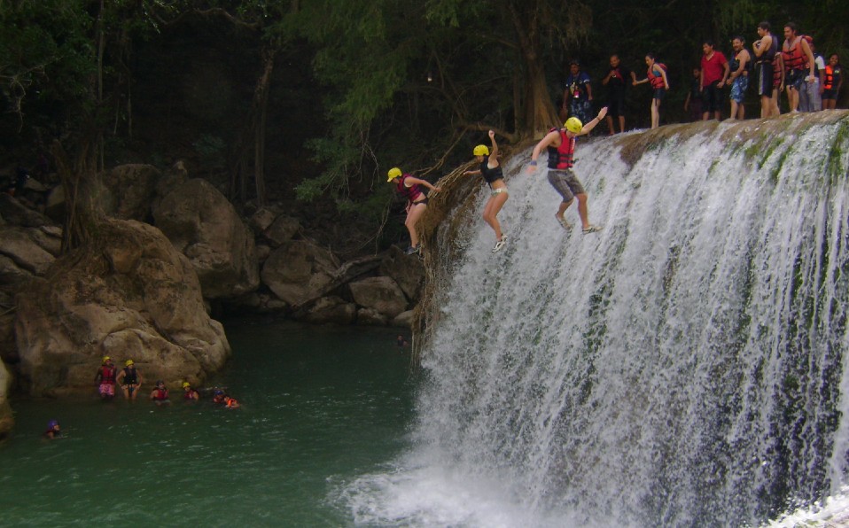 Salto de cascada en Los Micos