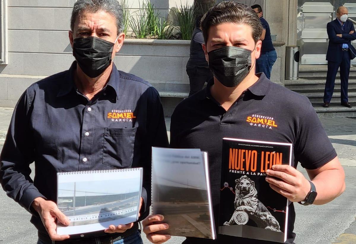 Samuel García, candidato a la gubernatura por Movimiento Ciudadano, y Hernán Villarreal, coordinador de campaña y experto en movilidad.