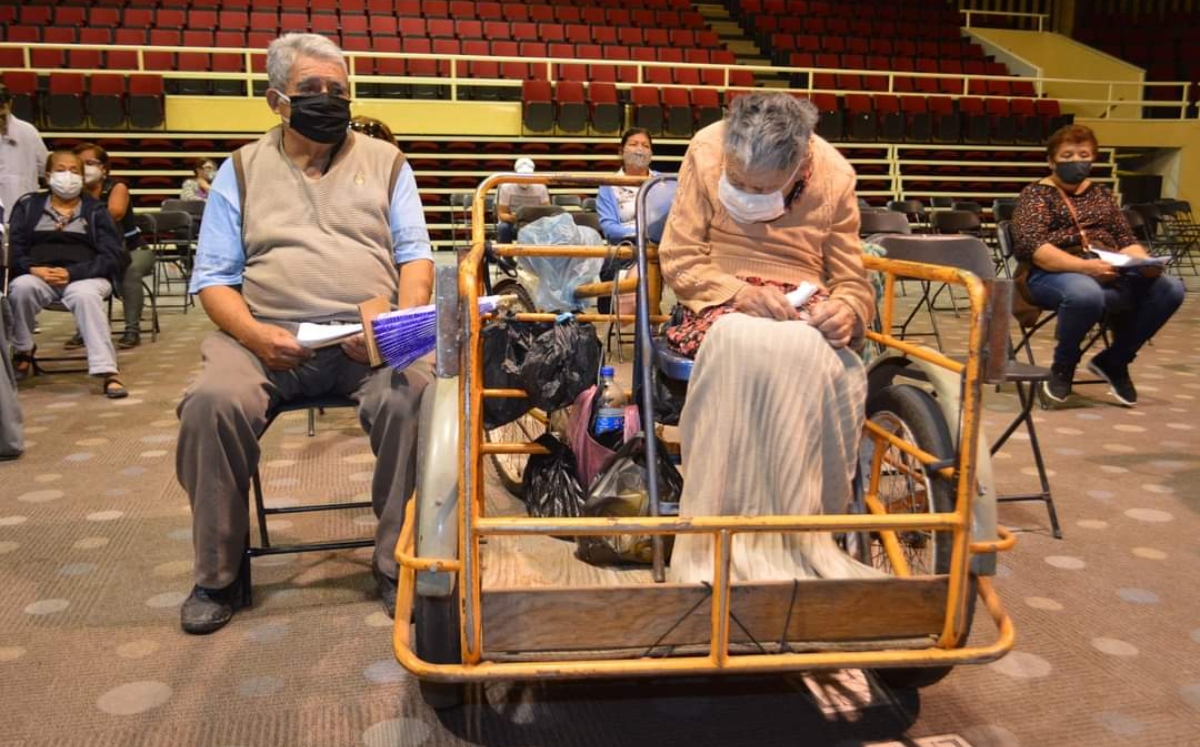 Seferino llevó a su esposa con Parkinson a vacunarse (Twitter).